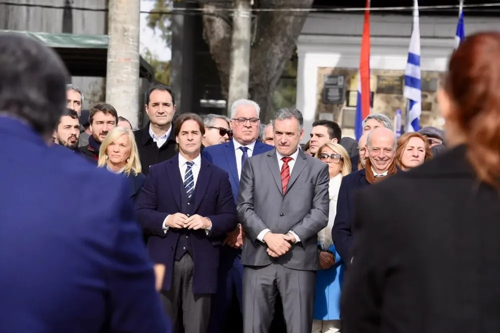 Archivo, 2023: El presidente Luis Lacalle Pou y el por entonces intendente canario Yamandú Orsi en el acto conmemorativo por el natalicio de Artigas en Sauce
