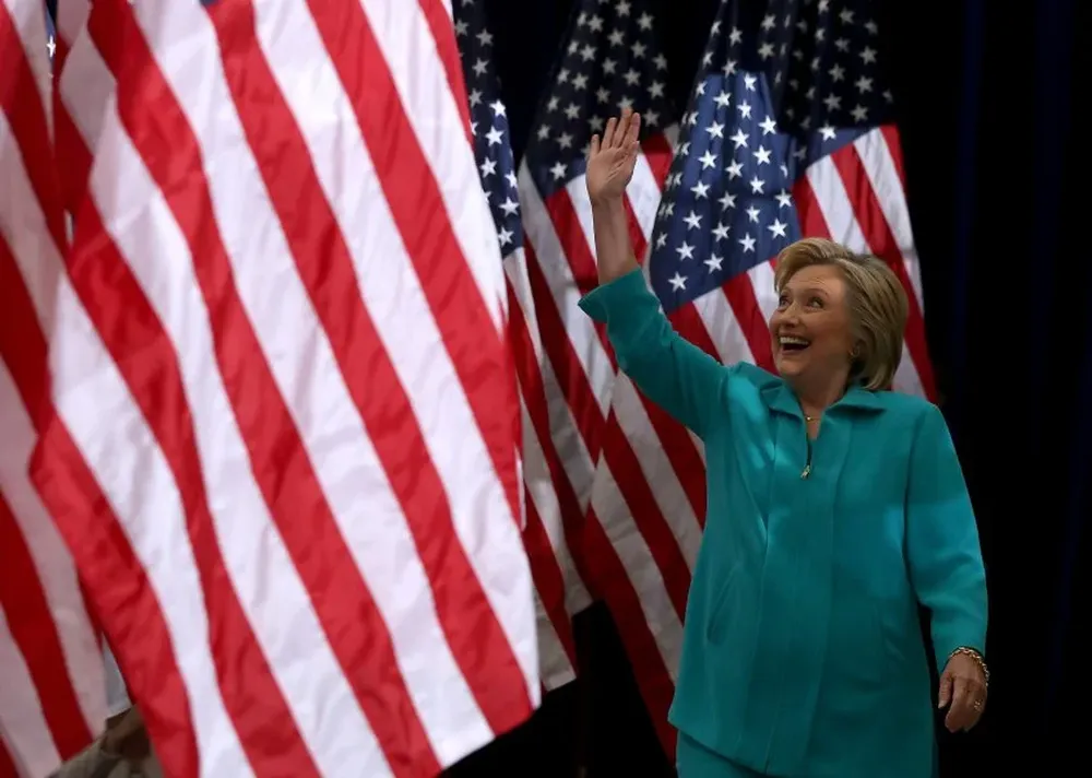 Hillary Clinton saluda a sus partidarios durante un acto que realizó este jueves 25 de agosto en Reno, Nevada