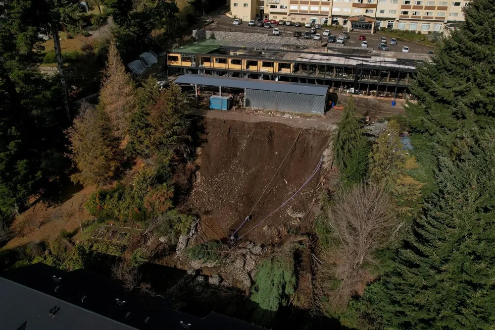 Imagen aérea del alud que afectó al Hotel Bustillo y provocó la muerte de tres uruguayos