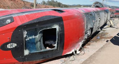 Parte trasera del tren Iryo que descarriló y recibió el impacto de un Alvia en sentido contrario a más de 200 km/h.