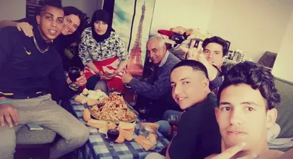 Francisco Verde y Karin Cadenas junto a dos jóvenes refugiados