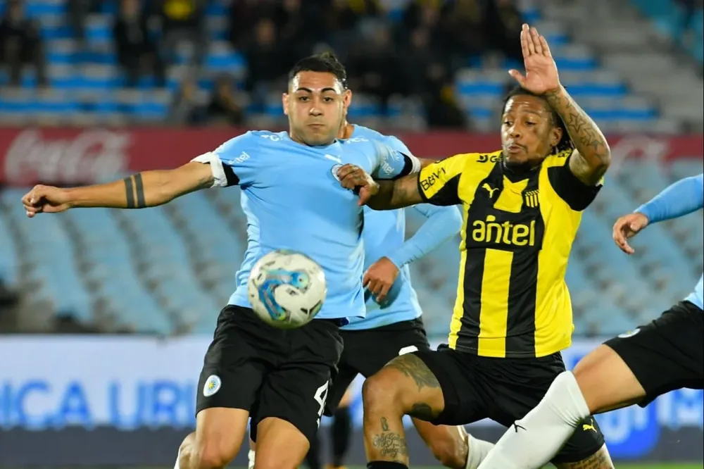 Salomón, Hernández y el balón