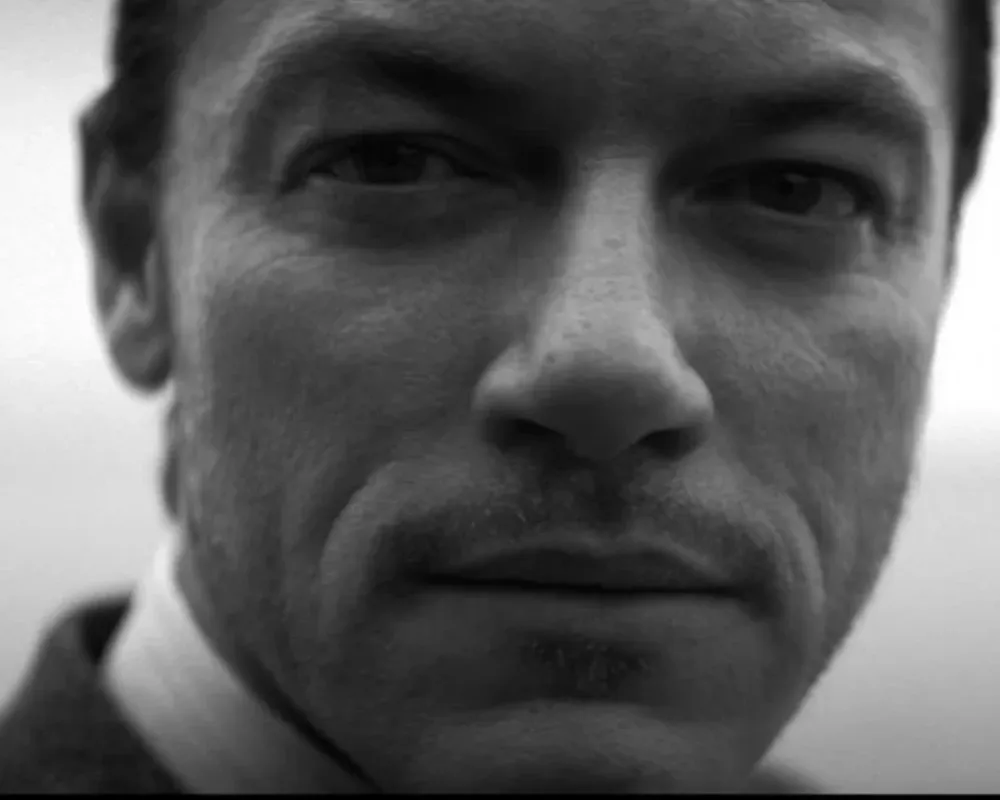 El actor Luke Evans en el video de England Lost