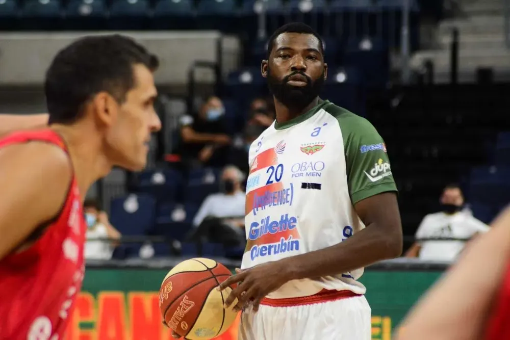 Lee Roberts, 10 rebotes