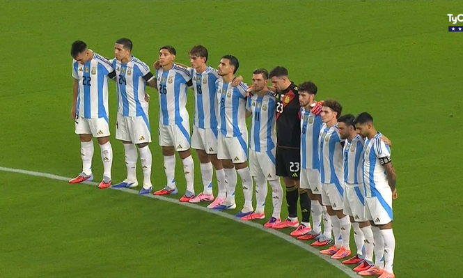 El respetuoso minuto de silencio por Miguel Ángel Russo en el partido de Argentina: mirá el video