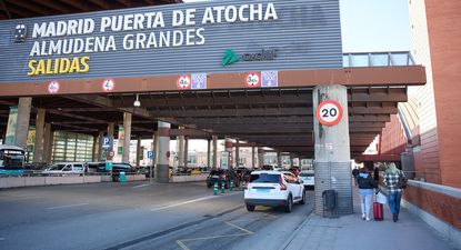 Varios taxis esperan en la estación de Puerta de Atocha-Almudena Grandes,