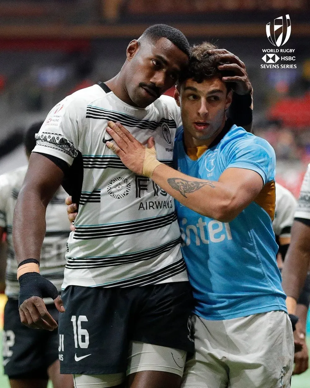 Ignacio Alvarez se saluda con un fijiano tras la victoria histórica