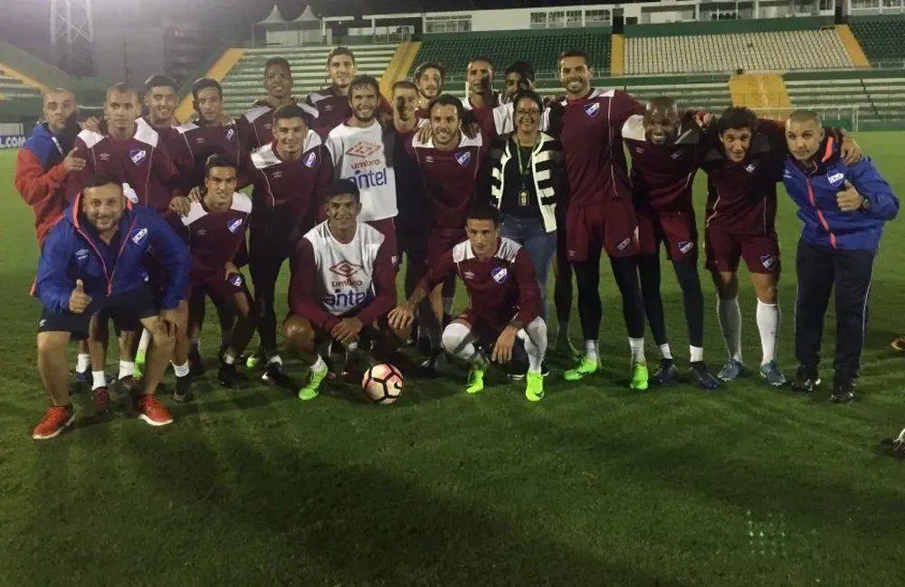 La funcionaria de Chapecoense, quien era esposa del utilero del plantel -que falleció en el accidente aéreo en 2016-, junto a los tricolores