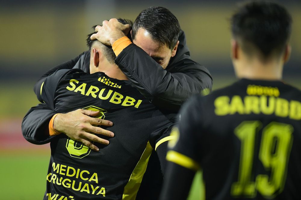 Nicolás Fernández celebra su gol ante Liverpool junto a Sebastián Britos Nicolás Fernández celebra su gol ante Liverpool junto a Sebastián Britos