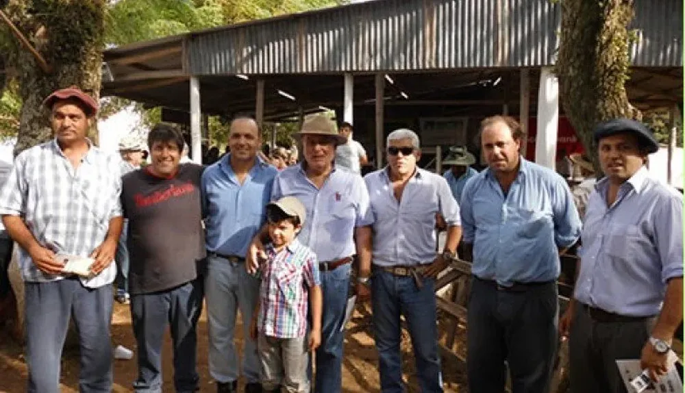 Integrantes de las cabañas con el rematador Darío Marrero