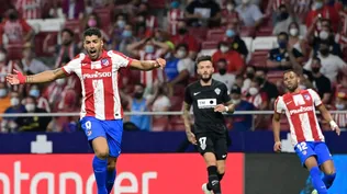 Luis Suárez protesta un fuera de juego