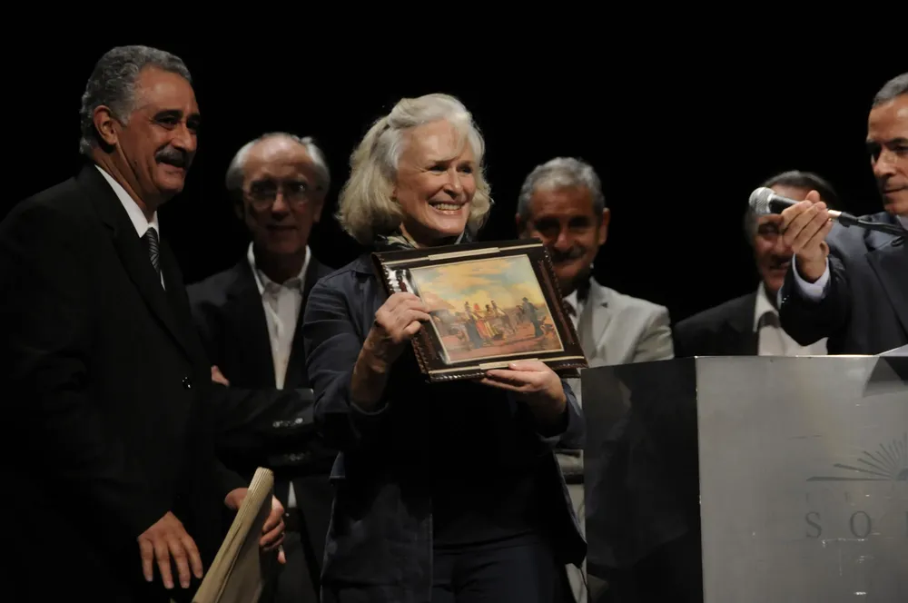La intérprete muestra el carpetín de cuero que le regaló la Junta Departamental de Montevideo