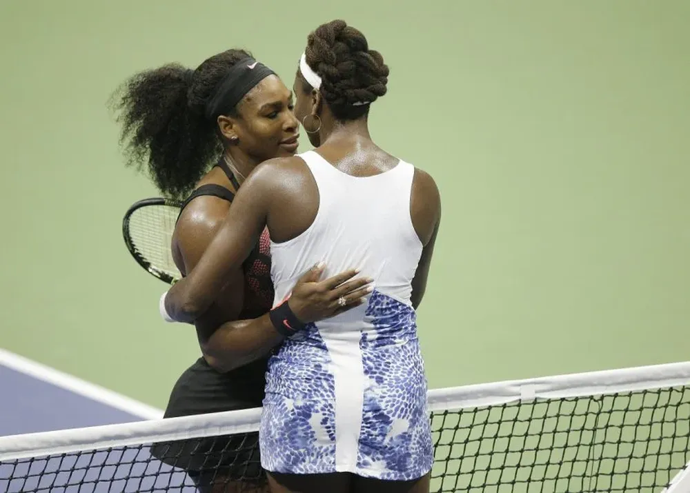 Serena (izq.) le ganó a su hermana Venus