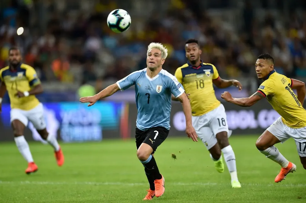 Nicolás Lodeiro, abrió el camino al triunfo y marcó el gol 400 de Uruguay en la Copa