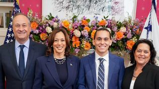 Espina junto a la demócrata Kamala Harris