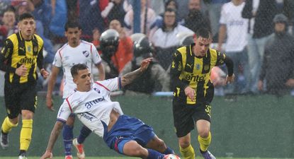 Leandro Umpiérrez de Peñarol ante Christian Oliva de Nacional por la final de la Liga AUF Uruguaya