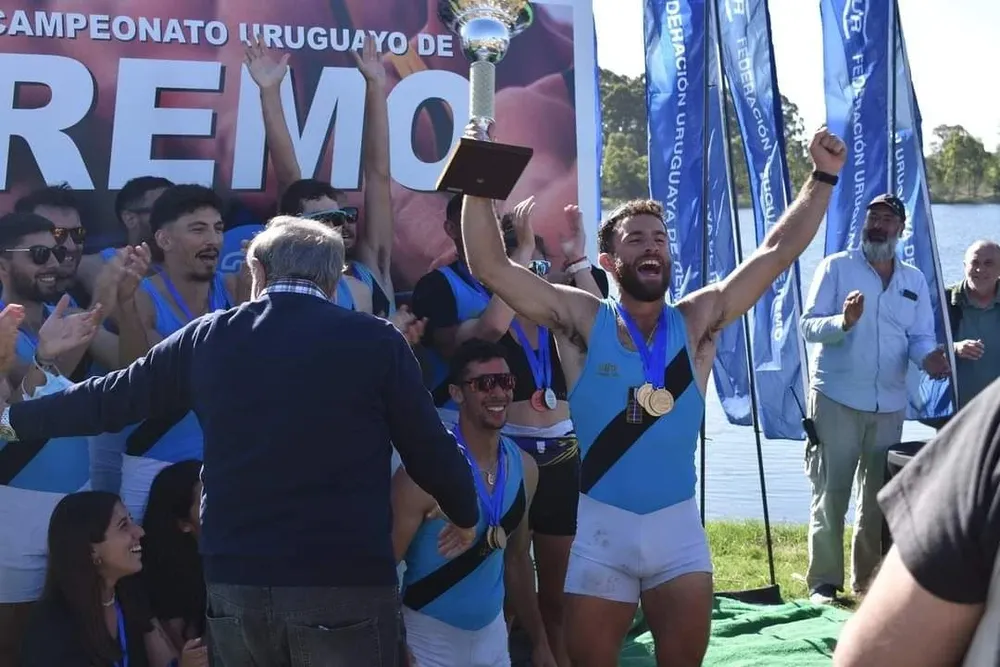 Bruno Cetraro con la copa de campeón