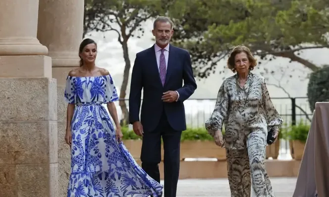 Los reyes Felipe y Letizia, y la reina Sofía en la recepción en Marivent