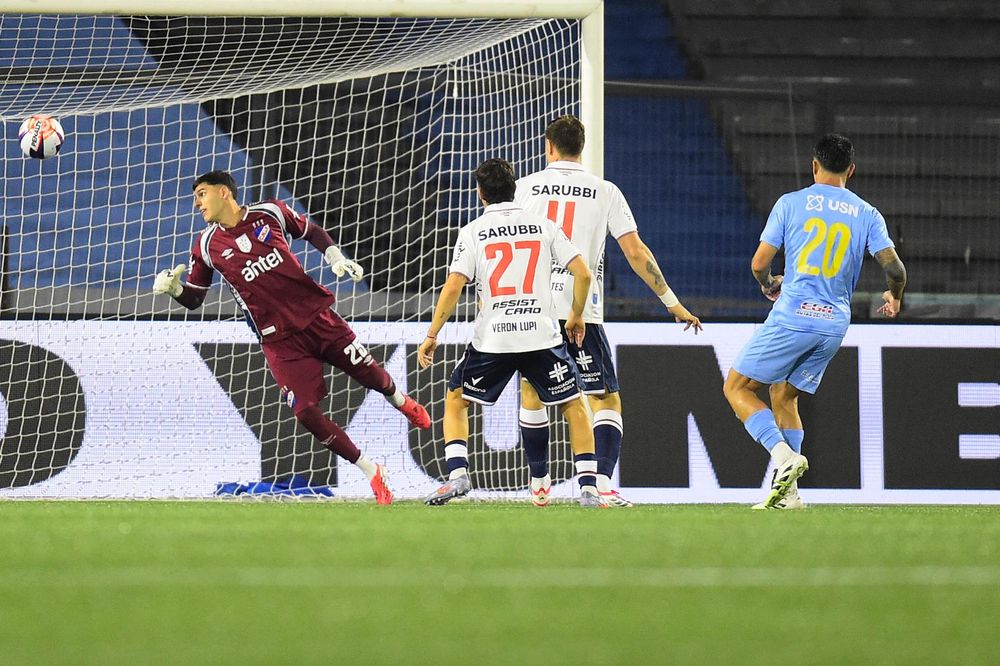 El gol de Salomón Rodríguez para Montevideo City Torque ante la mirada de Ignacio Suárez de Nacional por el Torneo Apertura