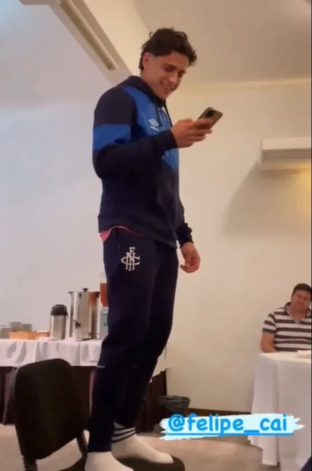 Felipe Cairus tuvo que cantar