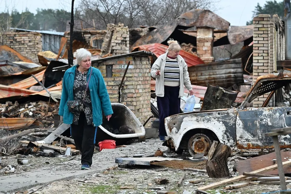 Aldeanas recorren su hogar en Moshchun, al norte de Kiev