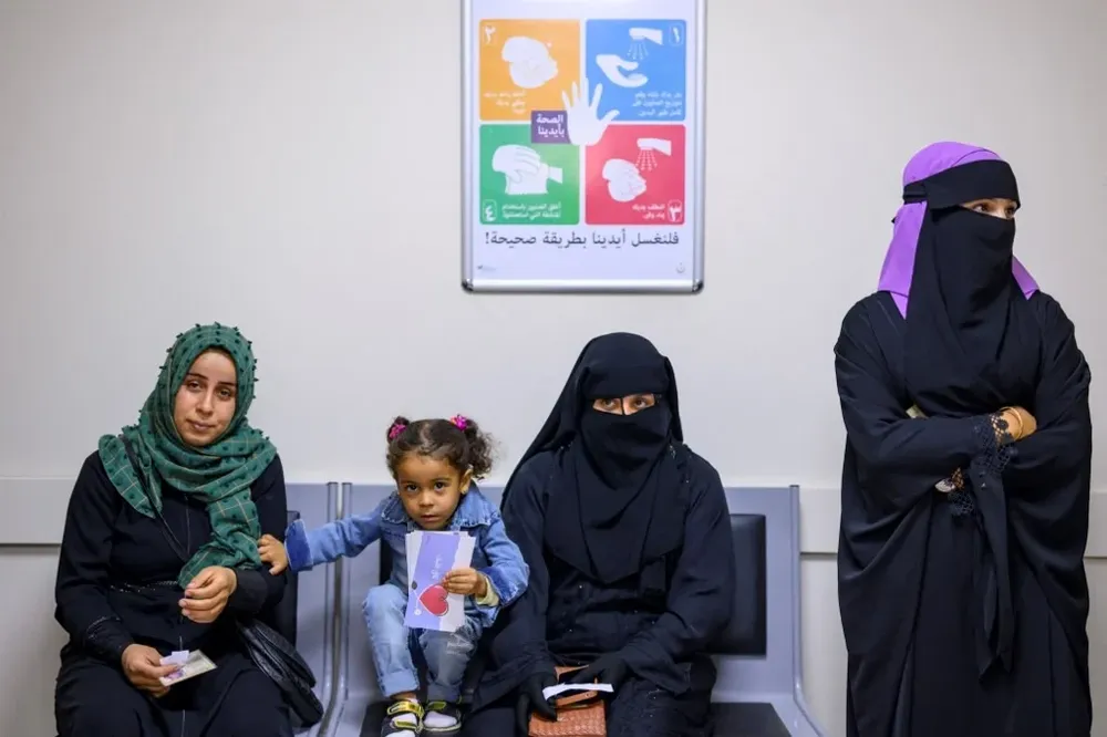 Mujeres y niños sirios en un centro de refugiados turco. La guerra civil lleva 13 años y deja medio millón de muertos y millones de desplazados.