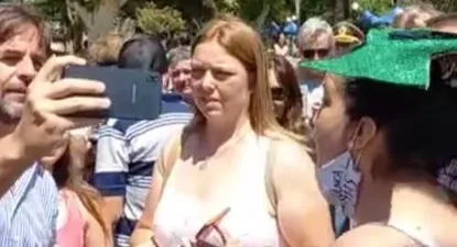 Natalia Curbelo (a la derecha, con el gorro verde) increpa a Lacalle Pou mientras él se saca fotos con el público
