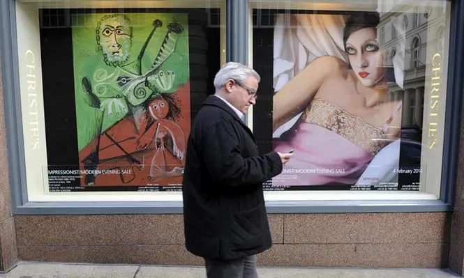 Reino Unido- Un hombre pasa junto a la casa de subastas Christies
