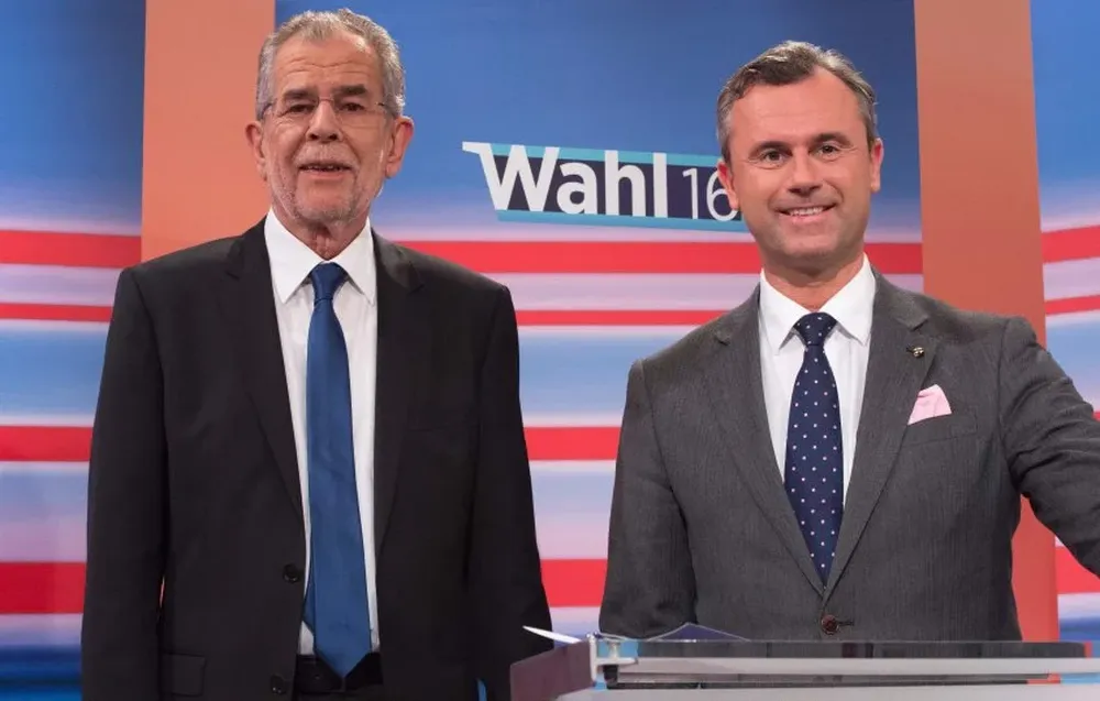Los candidatos presidenciales Alexander Van der Bellen (Partido Ecologista) y Norbert Hofer (Partido de la Libertad)