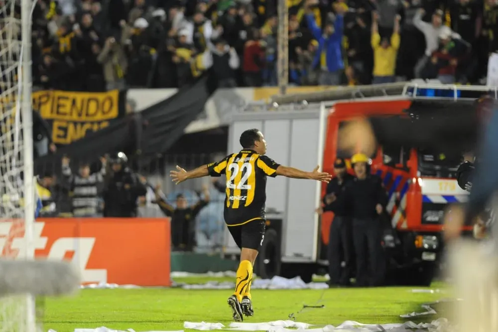 Darío celebra con la gente