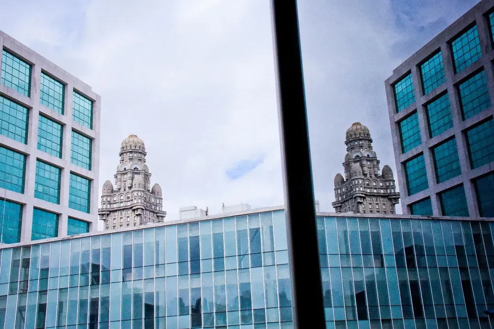 Palacio Salvo reflejado en Torre Ejecutiva.webp