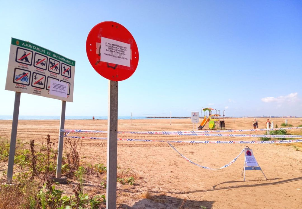 Los carteles avisan de la clausura de las playas por el riesgo bromatológico.