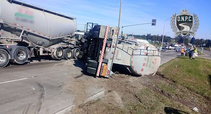 camion cargado con 27.000 kilos de portland despisto y volco en ruta 102: policia caminera desvia el transito