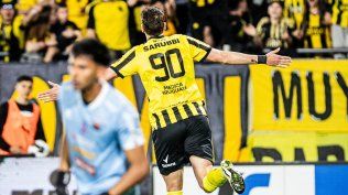 Felipe Avenatti celebra su gol para el 1-0 de Peñarol ante Boston River