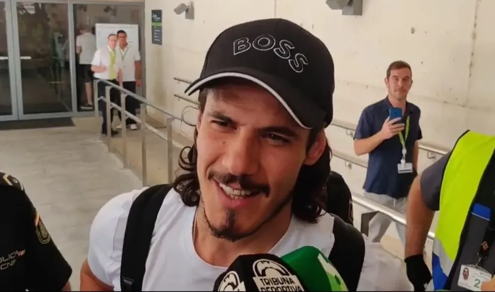 Edinson Cavani en su llegada al aeropuerto de Valencia