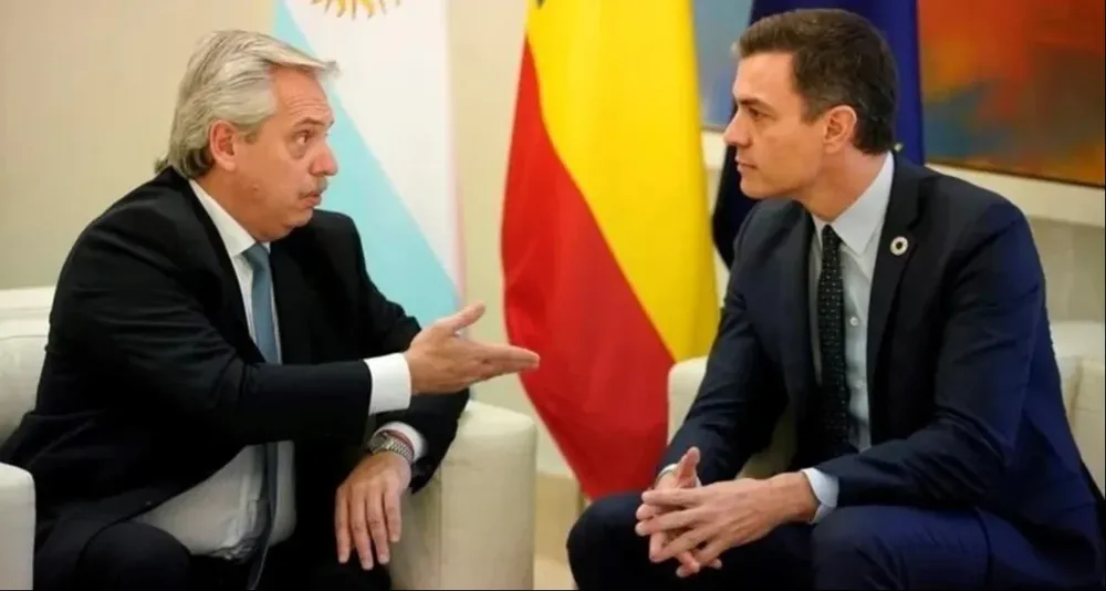 Alberto Fernández junto a Pedro Sánchez en el Palacio de la Moncloa durante una reunión bilateral que mantuvieron en febrero del 2020