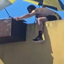 El video de la caja en la tribuna de Peñarol de la que los hinchas sacaron objetos