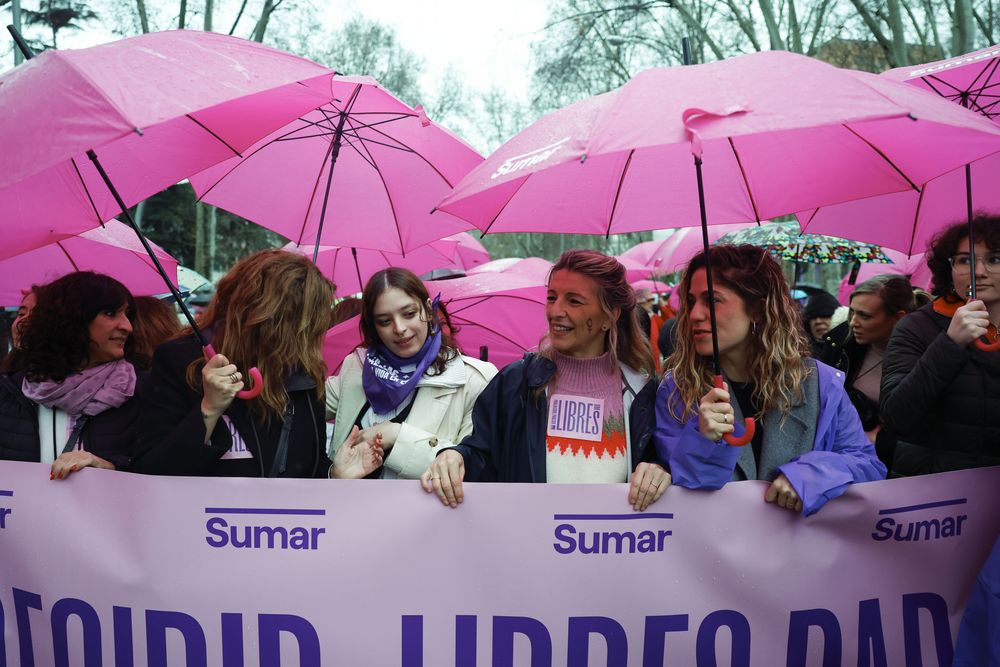  La vicepresidenta segunda y ministra de Trabajo y Economía Social Yolanda Diaz (c) participa en la manifestación que con motivo del Día Internacional de la Mujer, recorre este sábado las calles de Madrid. 