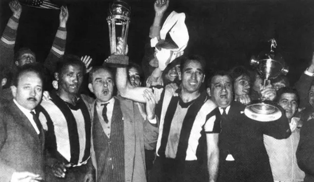 Juan Joya, el presidente Gastón Guelfi y el capitán de Peñarol, William Martínez, junto a la Copa Intercontinental ganada en 1961