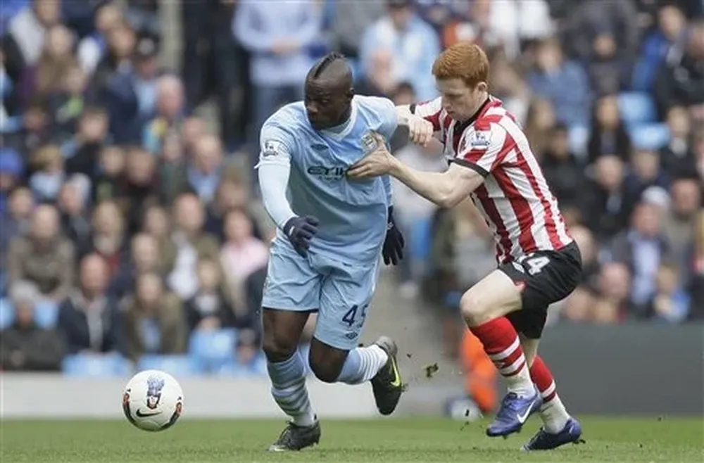Mario Balotelli y Jack Colback durante el partido Manchester City - Sunderland