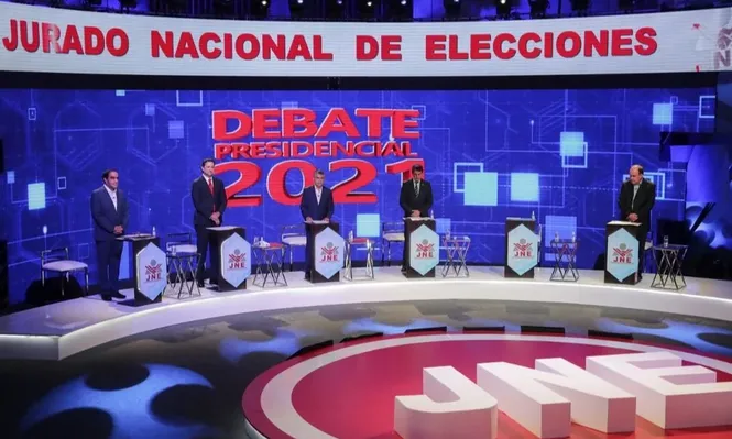 Vista general con algunos candidatos presidenciales de Perú durante un debate