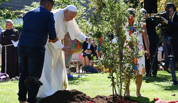 Francisco alguna vez dijo que estábamos en guerra con la creación y que era un sin sentido. Adoptó el nombre Francisco, santo patrono de la ecología, porque desde un principio sintió la vocación de abrazar la lucha por la preservación del planeta y convertirla en una de las marcas de su papado.&nbsp;