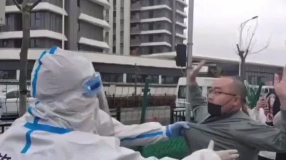 Un video analizado por la BBC muestra los enfrentamientos entre la policía y residentes en China