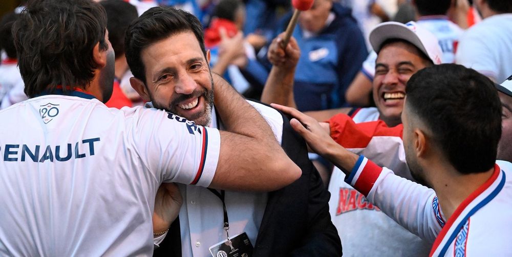 Jorge Bava es saludado por hinchas de Nacional previo al partido ante Universitario, en Lima, por Copa Libertadores