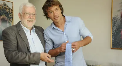 El Observador | El gerente comercial de UTE se sacó la corbata y se la regaló a Lugano