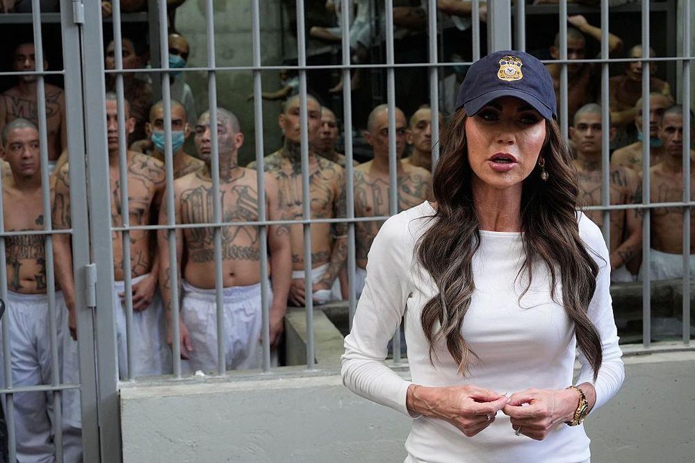 La secretaria de Seguridad Nacional de EE.UU., Kristi Noem, durante su visita al Cecot.