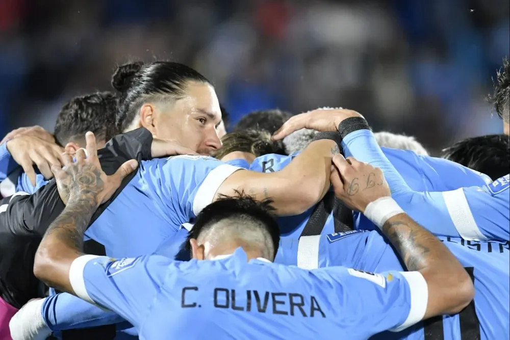 La selección celebra en grupo el triunfo ante Bolivia