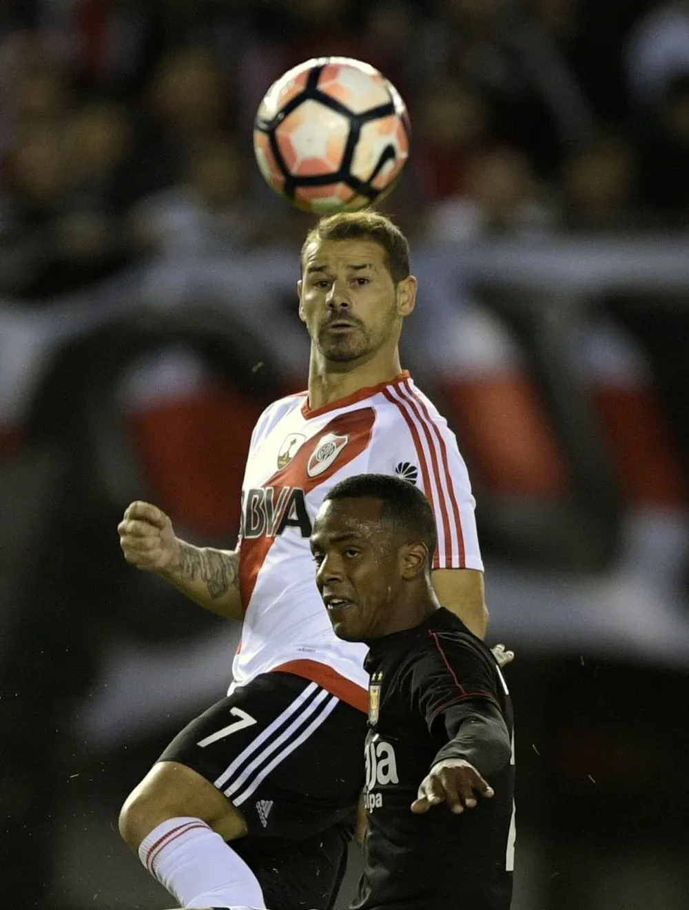 Rodrigo Mora, de River Plate, y Nilson Loyola, de Melgar.