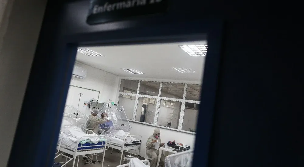 Enfermeros atienden a pacientes contagiados con coronavirus en el hospital de Manaos, Brasil, que tiene un sección dedicada exclusivamente para tratar a los indígenas