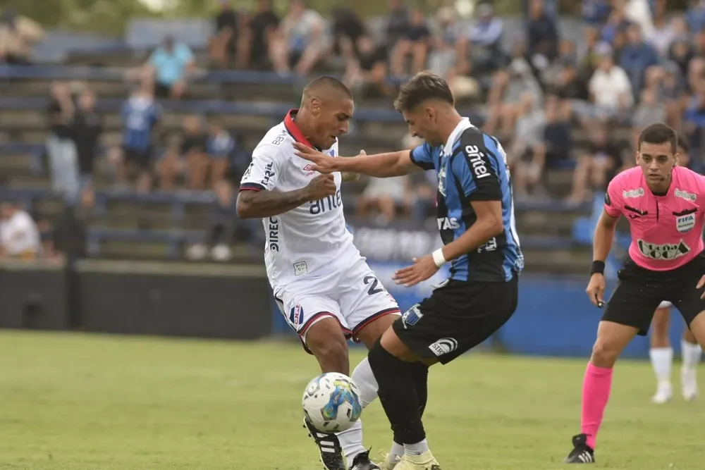Martín Barrios frena a Diego Zabala